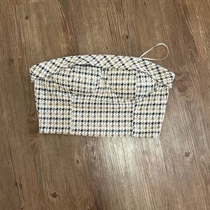 it does have one broken strap but it’s easily fixed